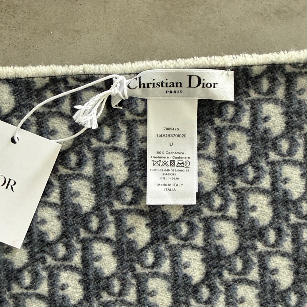 DIOR OBLIQUE REVERSIBLE
PONCHO - Picture 7 of 9